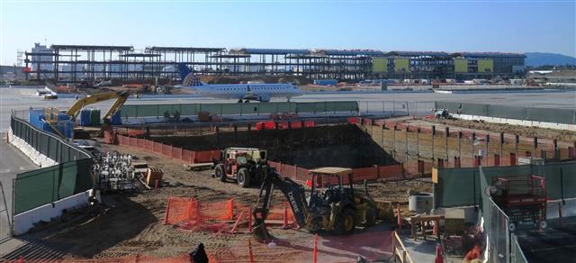 Status picture of construction currently going on at Midfield Satellite Concourse, which is just west of Tom Bradley International Terminal.